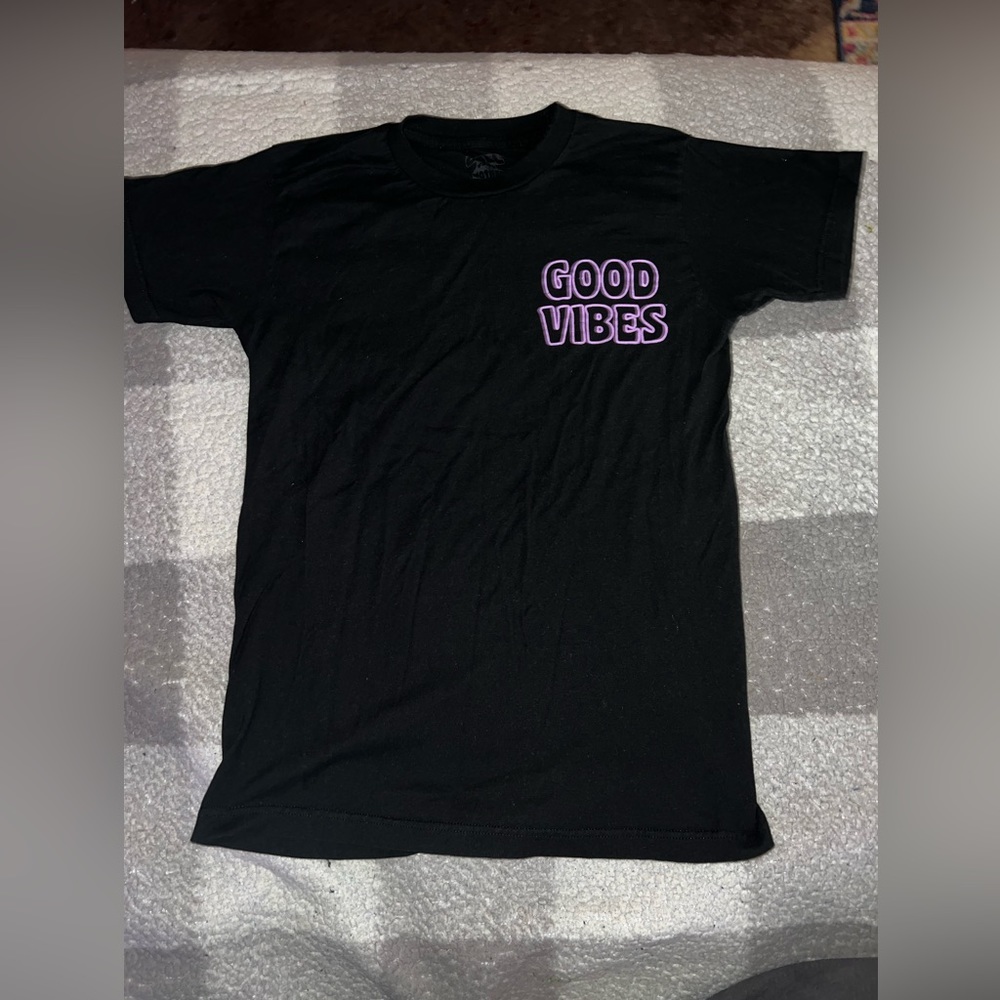 Men’s small good vibes shirt